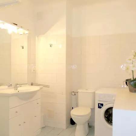 Apartment Spacious Near The - 2313